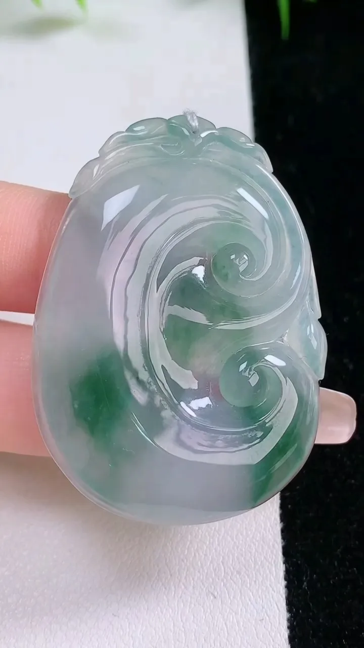 天然A货翡翠冰种飘花如意吊坠，尺寸48-34.7-5，重量:16.91g
1月26日