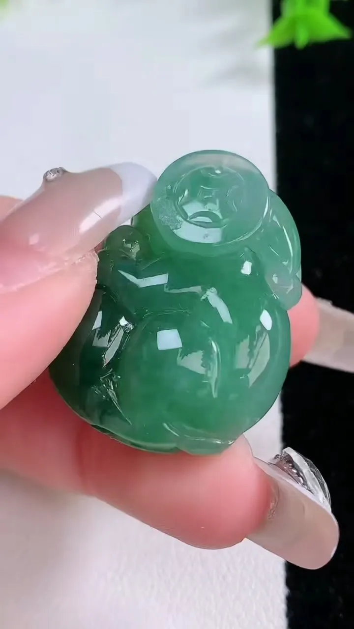 天然A货翡翠生肖兔吊坠，尺寸31.3-24.4-12.2，重量:17.43g
1月26日