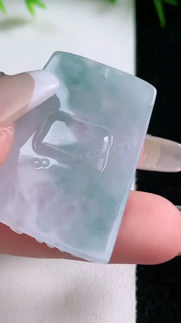 天然A货翡翠飘花生肖鸡吊坠，尺寸37-27-4.6，重量:11.38g
1月26日