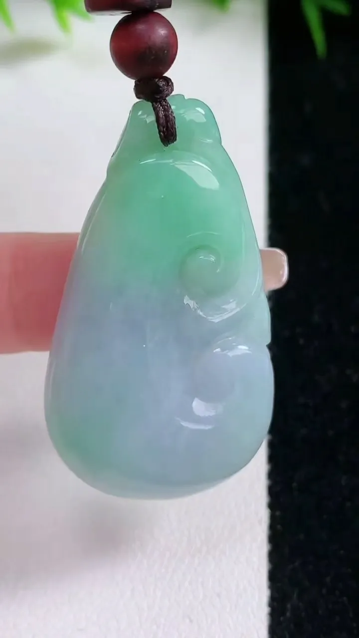 天然A货翡翠春带彩紫罗兰如意吊坠，尺寸44.8-25-5.6，重量:16.22g
1月26日