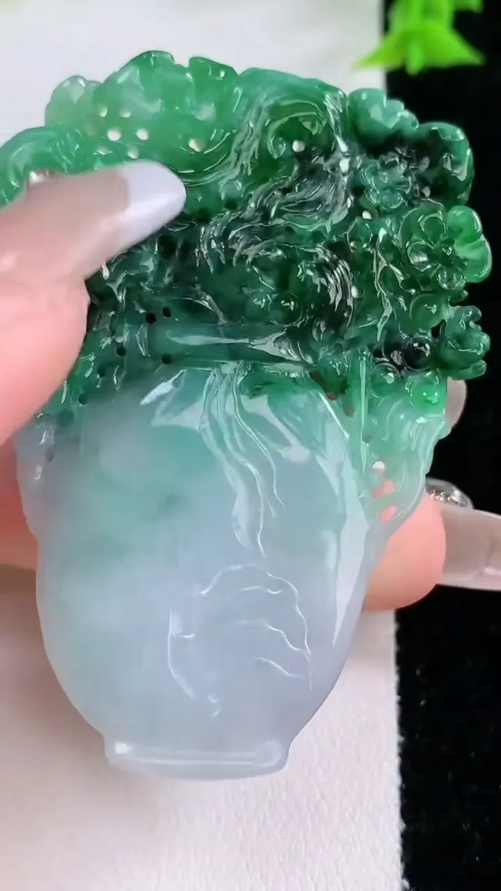 天然A货翡翠花瓶吊坠，尺寸62-43.8-7.7，重量:34.12g
1月27日