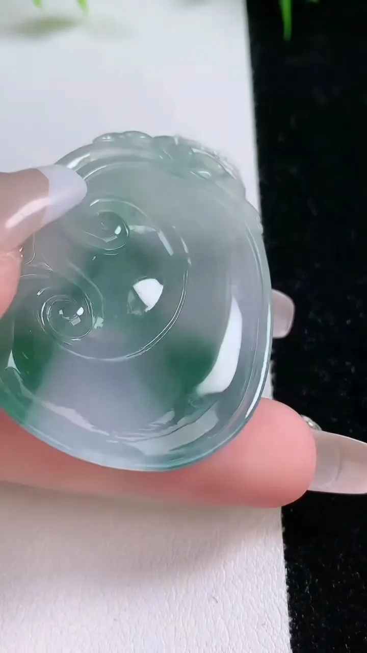 天然A货翡翠冰种飘花如意吊坠，尺寸48-34.7-5，重量:16.91g
1月26日