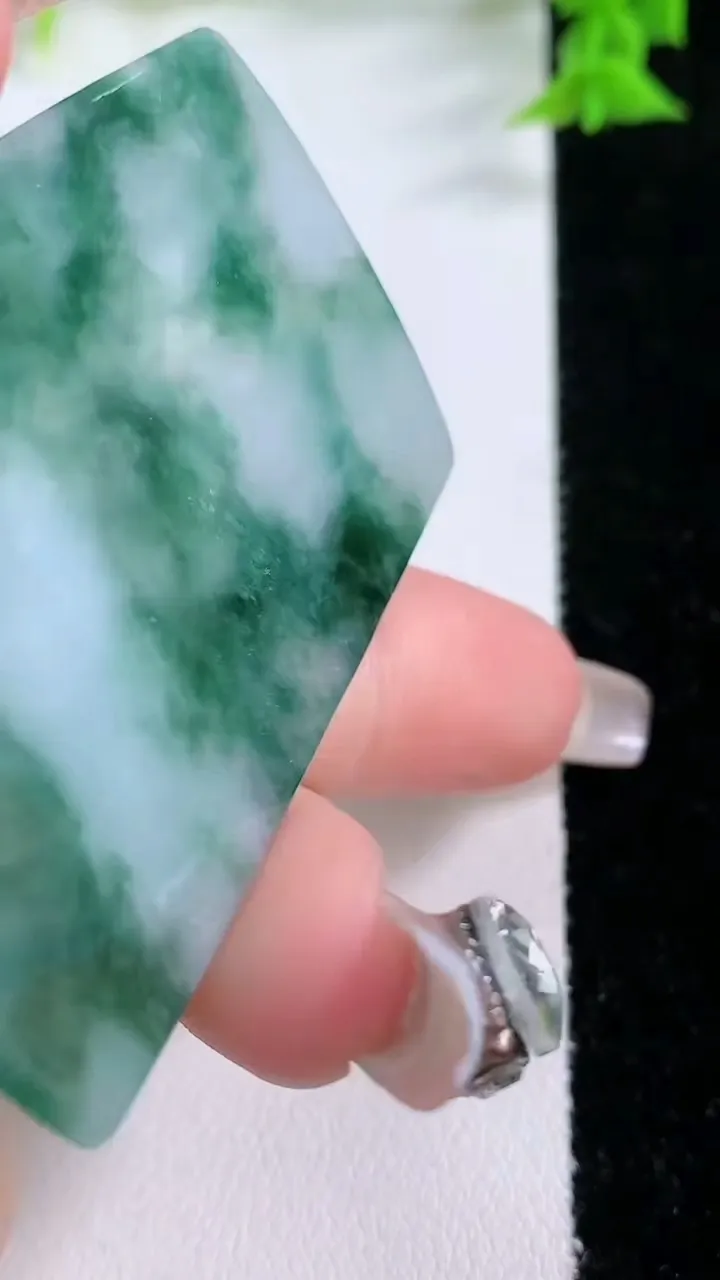 天然A货翡翠山水大势至菩萨吊坠，尺寸56-37.4-4.6，重量:25.49g
1月26日