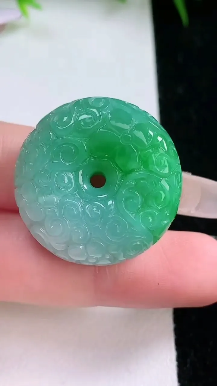 天然A货翡翠雕花路路通平安扣吊坠，尺寸27.2-11.4，重量:18.25g
1月26日