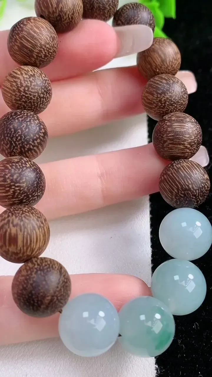 天然A货翡翠飘花圆珠手串，尺寸12.2，重:25.21g1月26日
工厂直销收藏佳品,种好水足，色泽