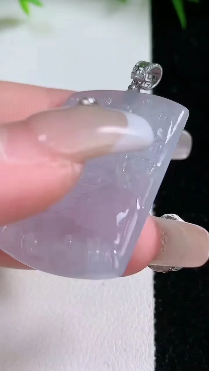 天然A货翡翠山水牌吊坠，尺寸36.8-30-4，重量:11.70g
1月26日