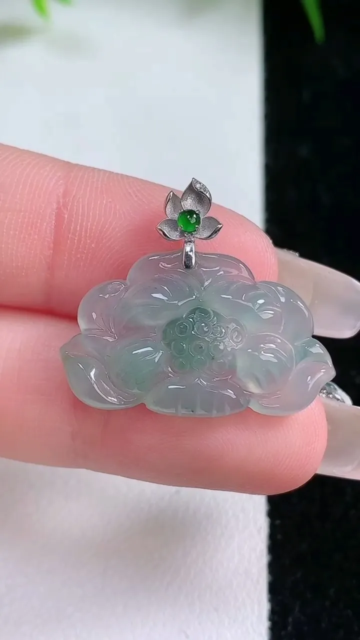 天然A货翡翠18K金飘花和和美美 荷花吊坠，尺寸15.8-26.3-4，重量:2.98g
1月26日