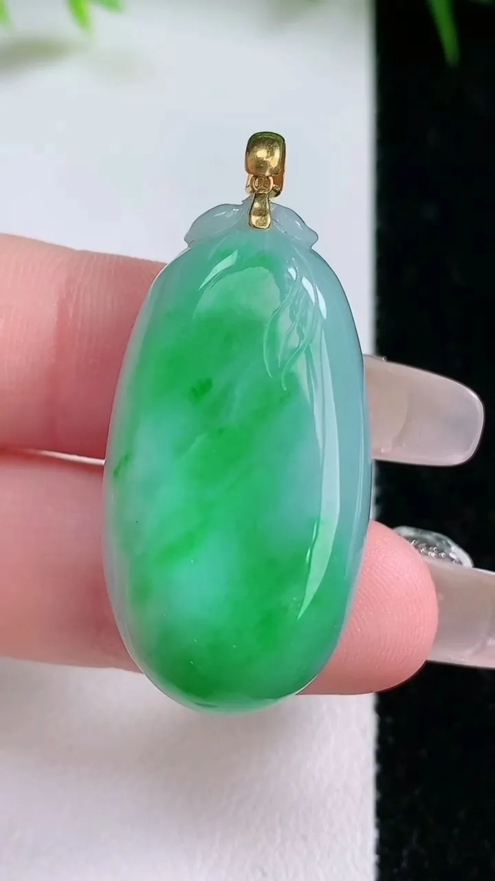 天然A货翡翠福瓜吊坠，尺寸32.5-18.6-10.6，重量:14.15g
1月26日