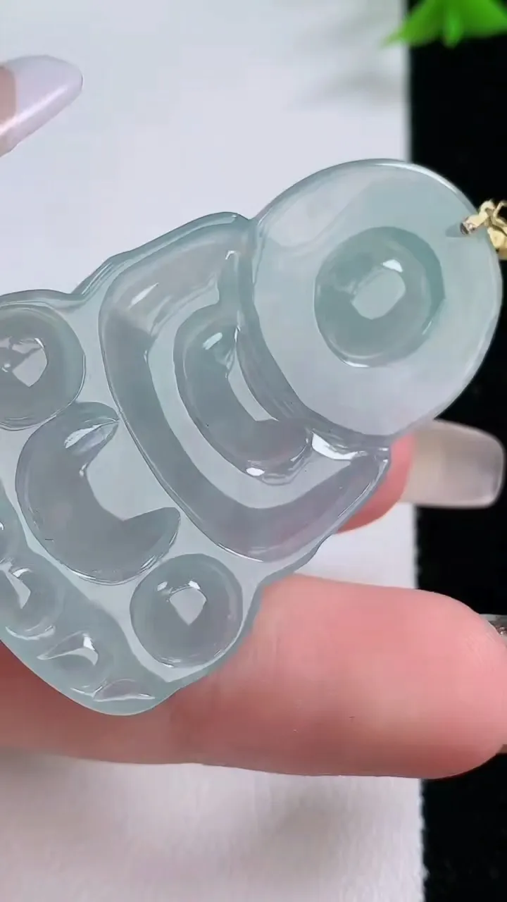 天然A货翡翠观音菩萨吊坠，尺寸47.5-29.8-4重量:11.07g
1月26日