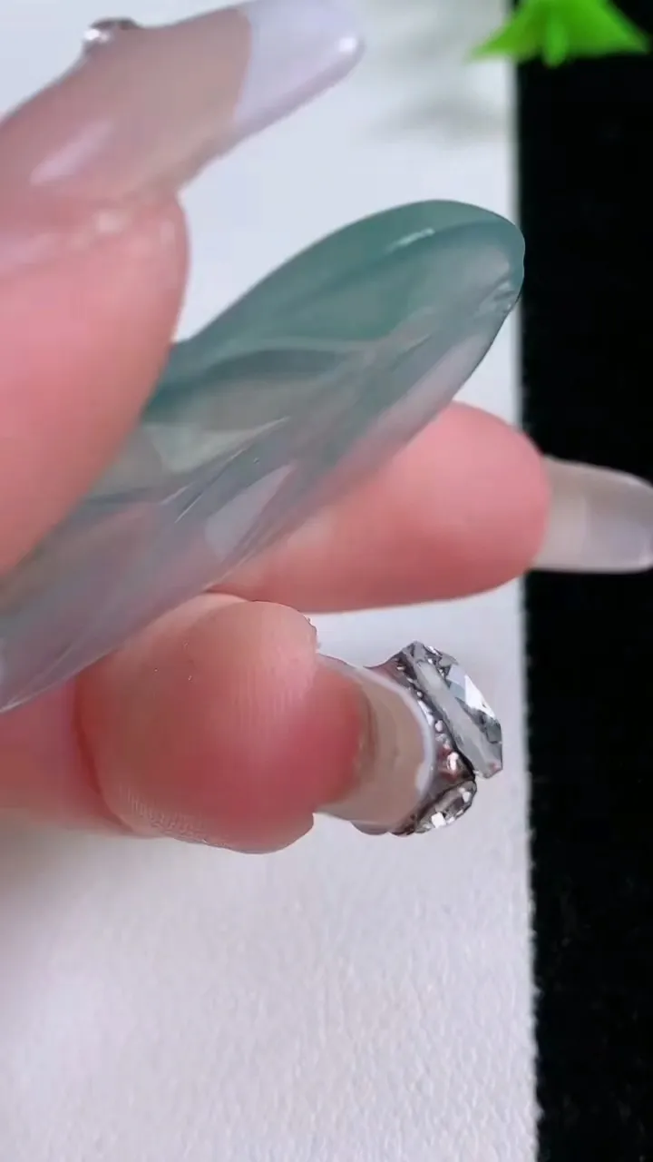 天然A货翡翠种飘花金枝玉叶 叶子吊坠，尺寸45-26-3.8，重量:9.48g
1月26日