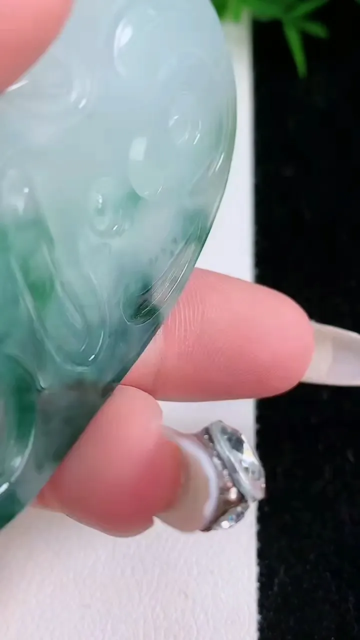 天然A货翡翠飘花文殊菩萨吊坠，尺寸62.4-33-5.2，重量:25.28g
1月26日