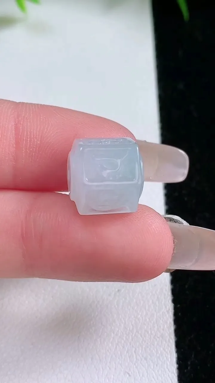 天然A货翡翠六字真言 路路通吊坠，尺寸11.6-11.2，重量:3.97g
1月26日