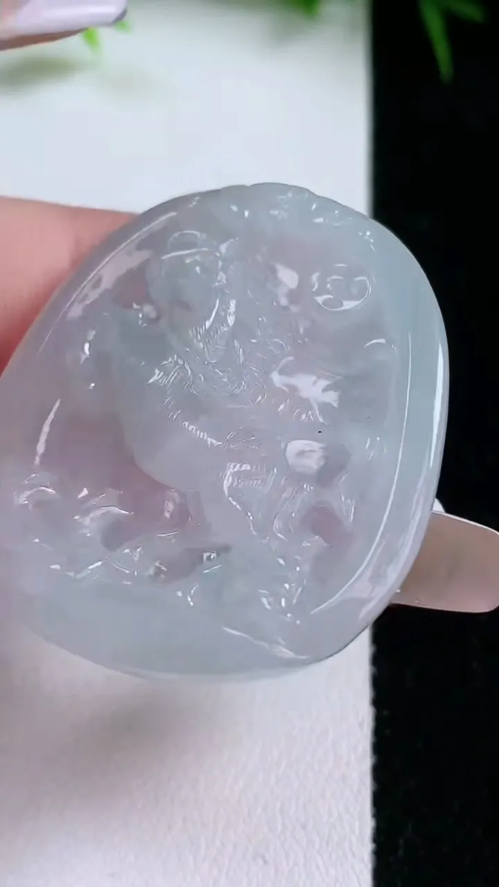 天然A货翡翠飘花生肖马吊坠，尺寸41-35-4.8，重量:13.12g
1月26日