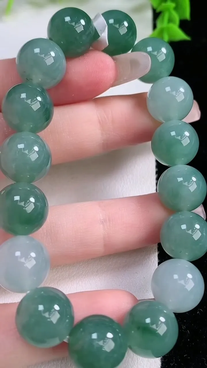 天然A货翡翠圆珠手串，尺寸12-16颗，重量:50.30g1月26日
工厂直销收藏佳品,种好水足，色泽均匀，有种有色，上手高大气！