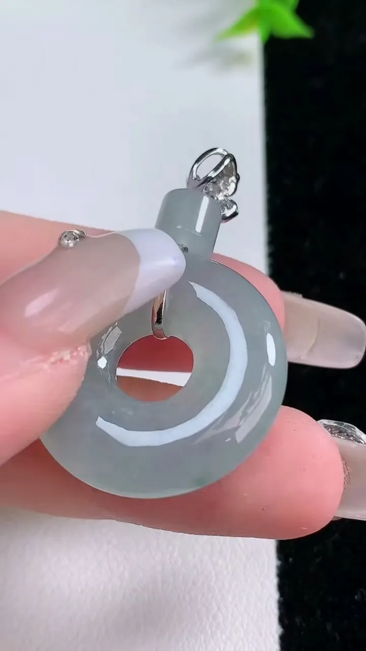 天然A货翡翠18K金飘花平安环吊坠，尺寸40.6-26.2-5.7，重:9.35g
1月26日