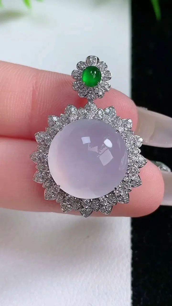 天然A货翡翠种白冰蛋面吊坠，尺寸32-21.6-11.4，裸石15重量:5.51g
1月26日