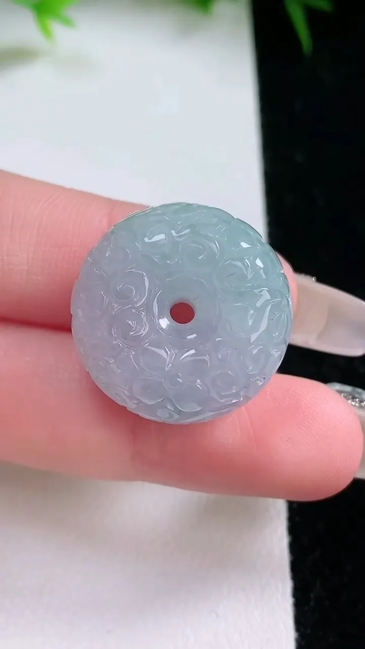 天然A货翡翠紫罗兰雕花路路通吊坠，尺寸22-12.5，重量:12.23g
1月26日