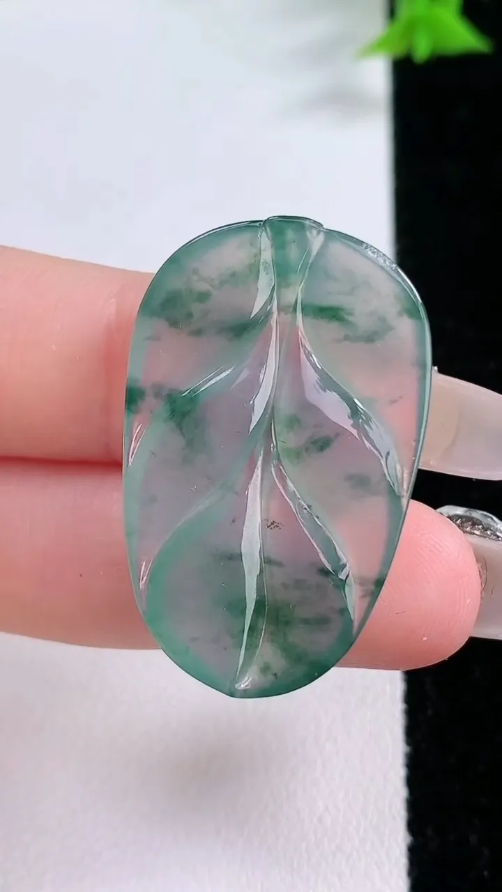 天然A货翡翠冰种飘花金枝玉叶 叶子吊坠，尺寸34-21.4-3.4，重量:4.68g
1月26日