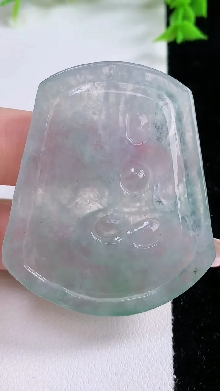 天然A货翡翠不动明王吊坠，尺寸52.2-44.4-4.7，重量:21.44g
1月26日