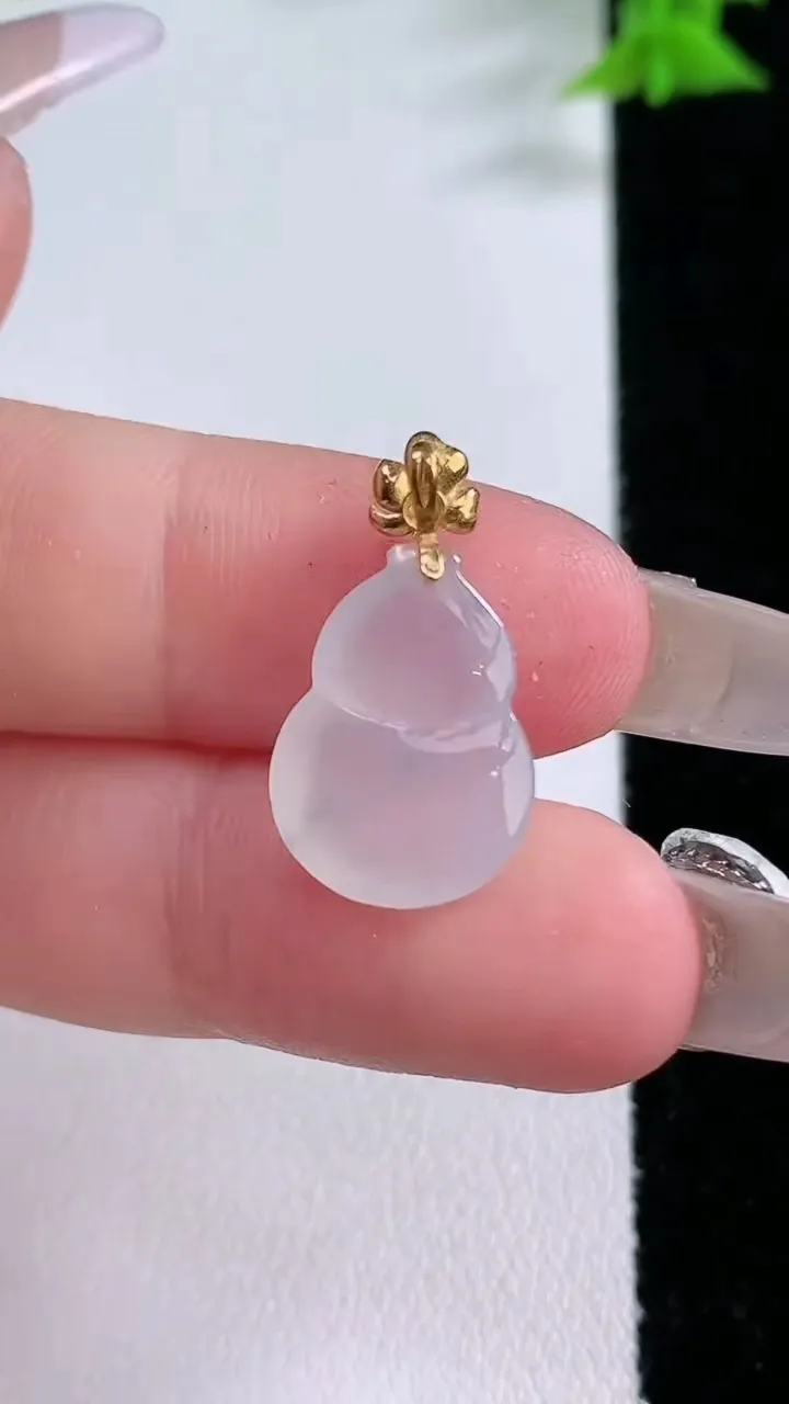 天然A货翡翠种飘花葫芦吊坠，尺寸15.2-11.7-4.5，重量:1.49g
1月26日