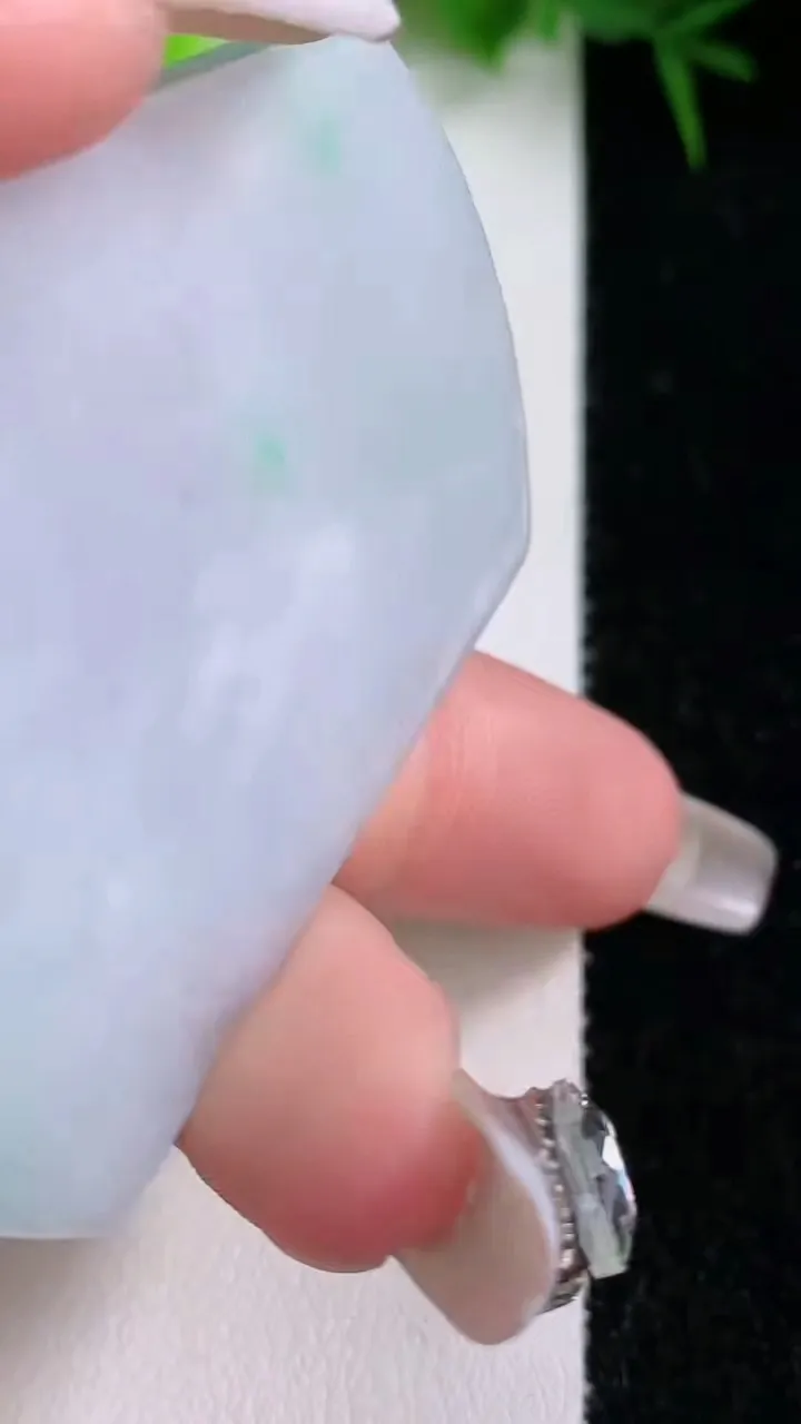 天然A货翡翠无事牌镶嵌件，尺寸55.8-41.7-6.2，重量:39.48g
1月26日