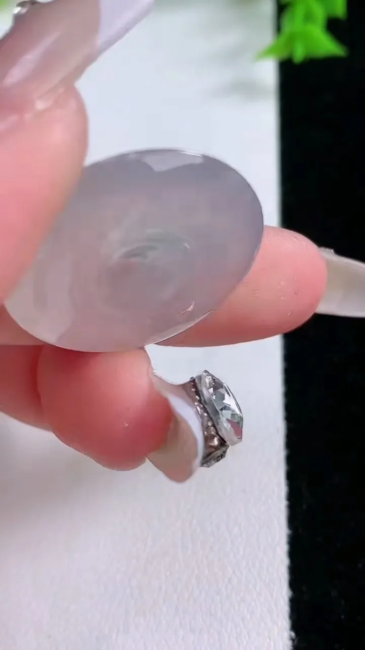 天然A货翡翠平安扣吊坠，尺寸26-4.6，重量:6.45g
1月26日