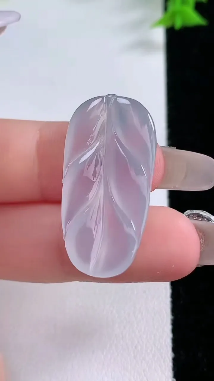 天然A货翡翠冰种紫罗兰金枝玉叶 叶子吊坠，尺寸31-15-3.8，重量:4.37g
1月26日