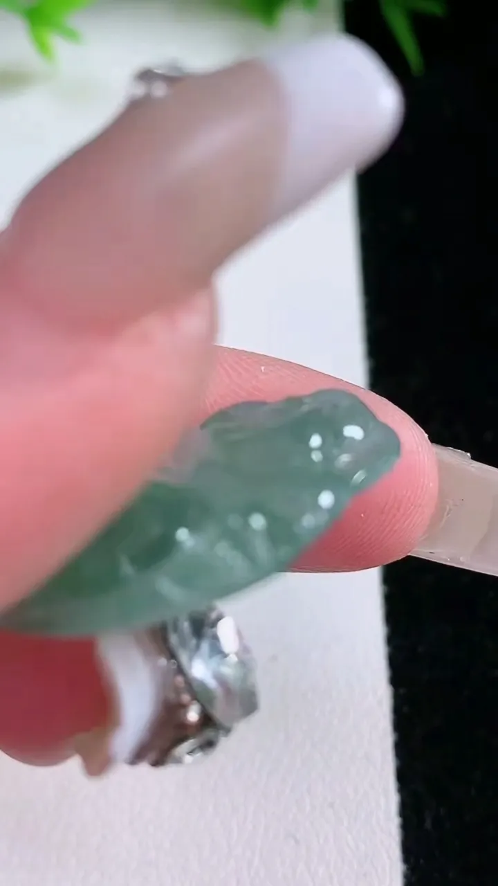 天然A货翡翠佛公吊坠，尺寸27-28-5，重量:5.60g
1月26日