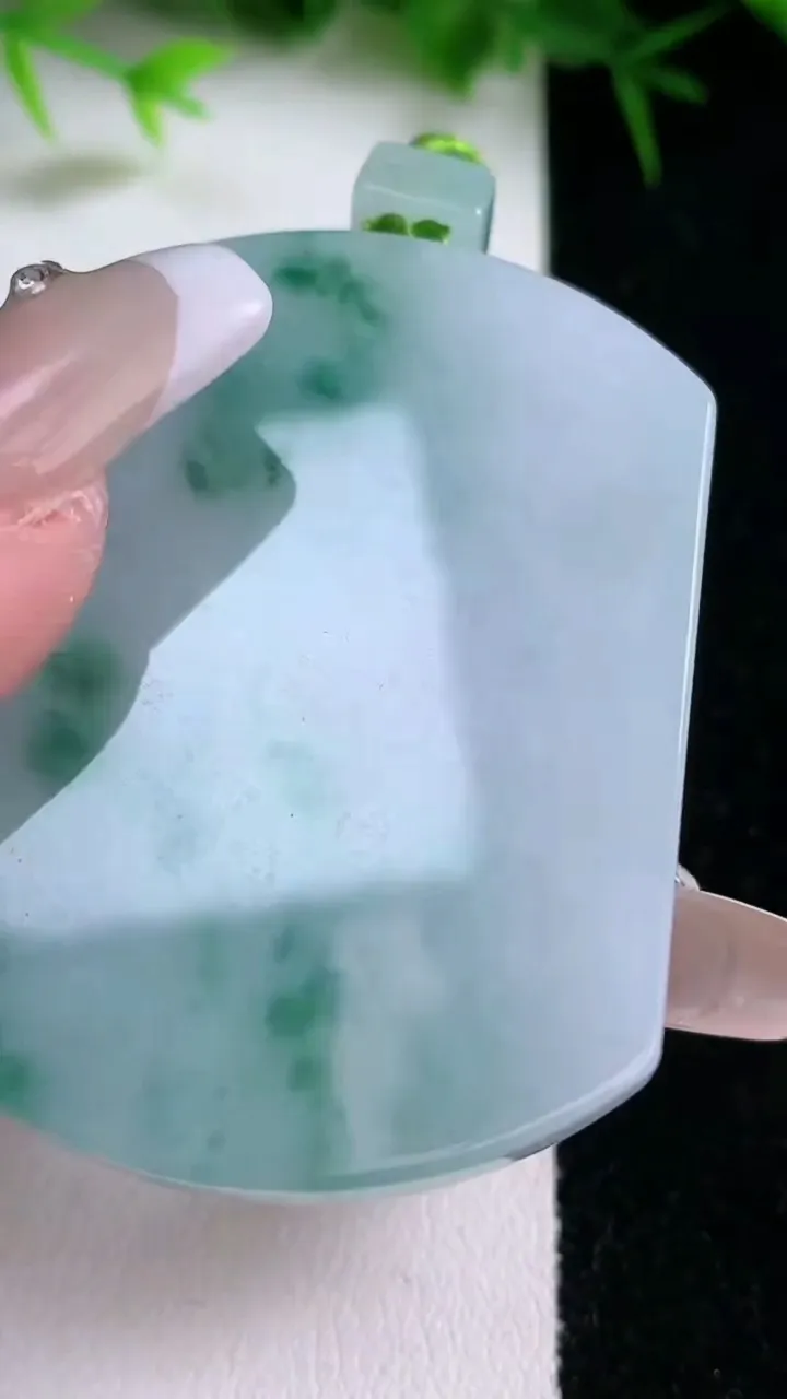 天然A货翡翠飘花无事牌吊坠，尺寸52.5-39.3-5.2，重量:34.17g
1月26日