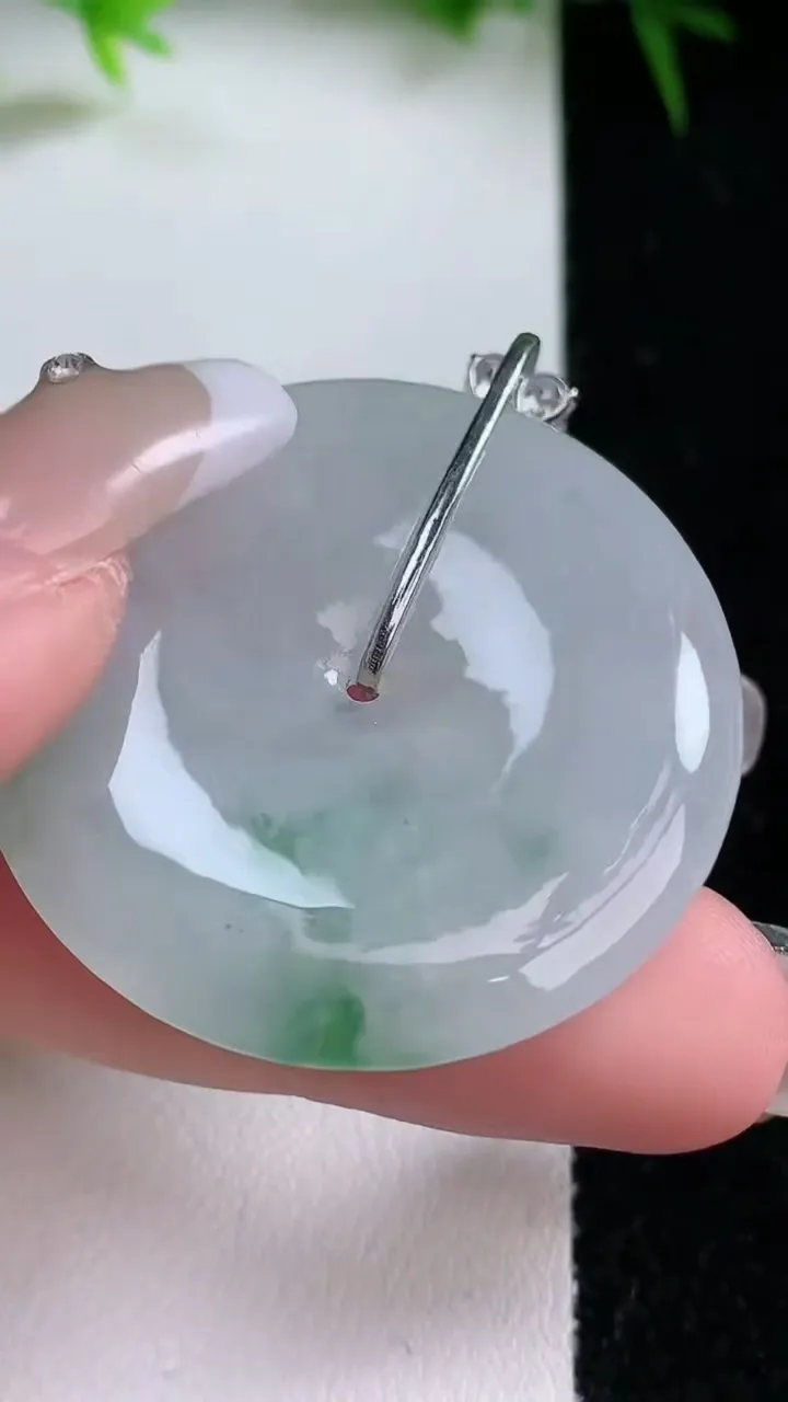 天然A货翡翠18K金飘花平安扣吊坠，尺寸37.6-5.6，重量:17.88g
1月26日