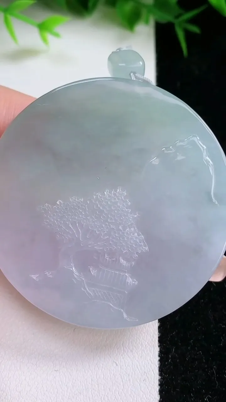 天然A货翡翠牌吊坠，尺寸51.8-6.3，重量:44.02g
1月26日