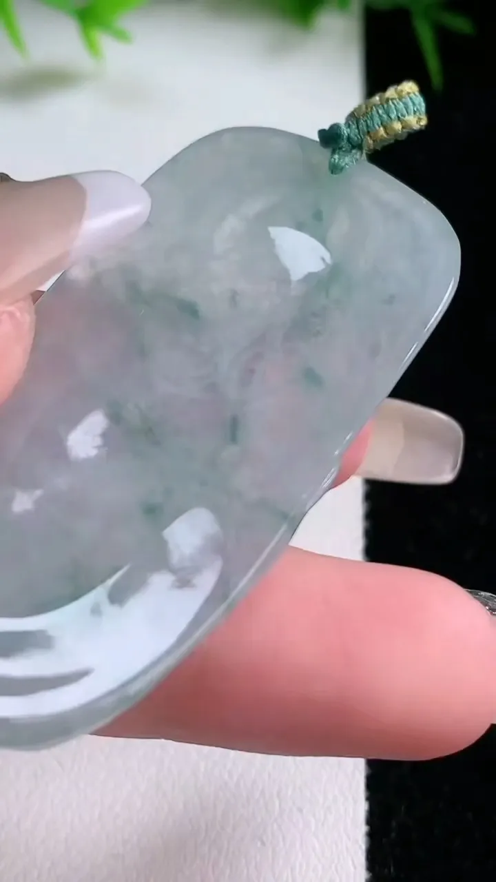 天然A货翡翠飘花观音菩萨吊坠，尺寸56.4-27-3.8，重量:14.07g
1月26日