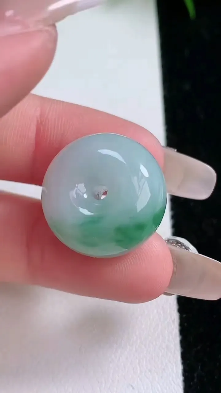 天然A货翡翠飘花路路通吊坠，尺寸19.6-11.8，重量:10.00g
1月26日