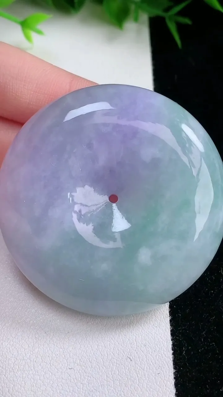 天然A货翡翠春带彩紫罗兰平安扣吊坠，尺寸51.3-13，重量:74.79g
1月26日