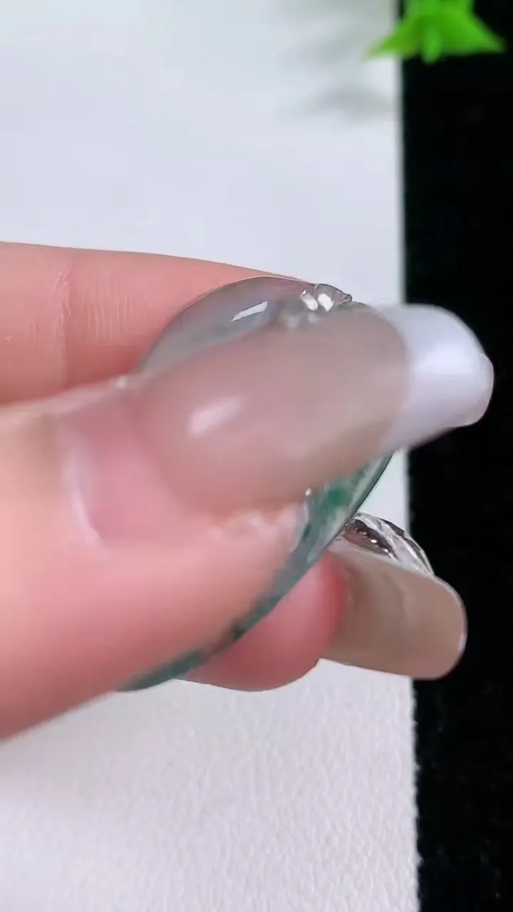 天然A货翡翠冰种飘花金枝玉叶 叶子吊坠，尺寸31.5-21.2-3，重量:3.73g
1月26日