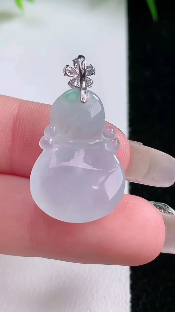 天然A货翡翠福袋吊坠，尺寸21-17-5.7，重量:3.56g
1月26日