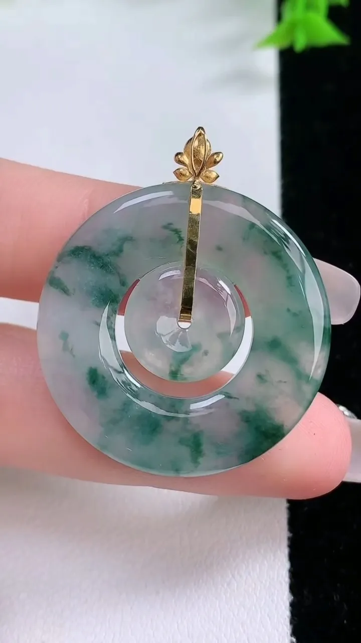 天然A货翡翠种飘花母子平安扣吊坠，尺寸32.3-3.6，重量:8.88g
1月26日