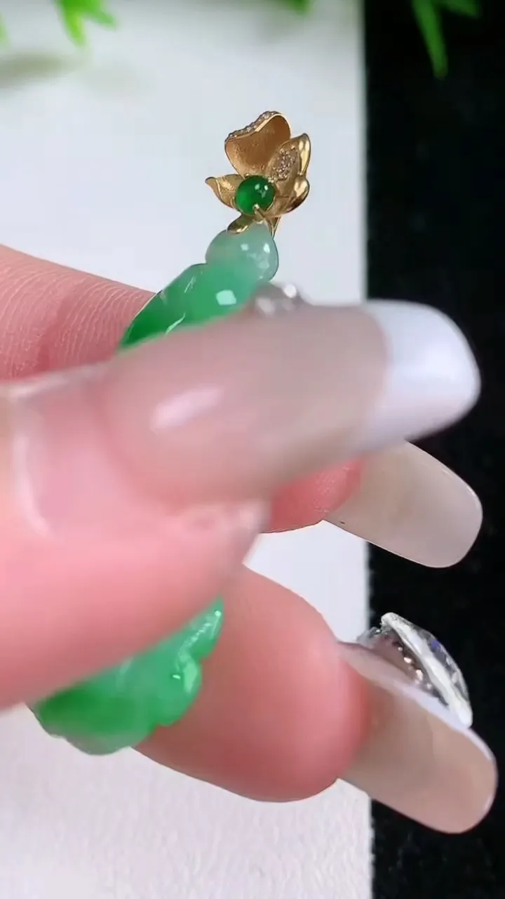 天然A货翡翠白菜吊坠，尺寸32.6-15.4-6，重量:6.31g
1月26日