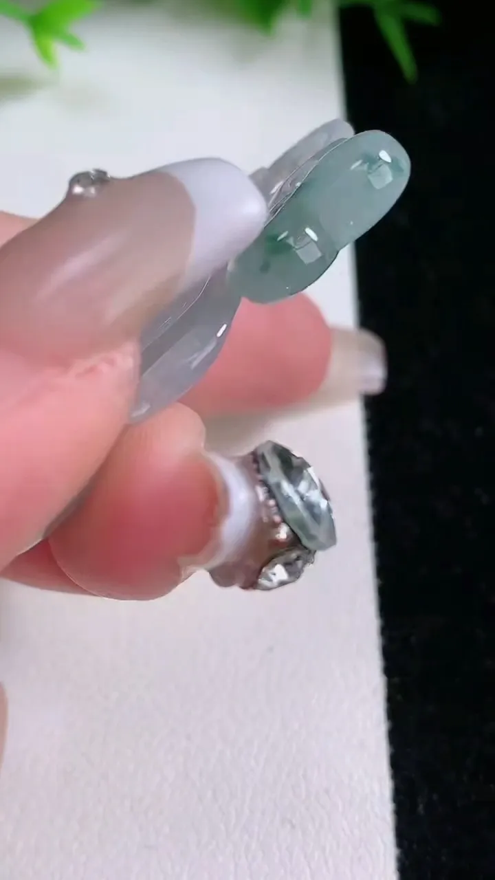 天然A货翡翠飘花如意吊坠，尺寸45.5-24.6-4.8，重量:9.66g
1月26日