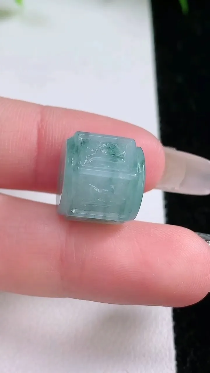 天然A货翡翠飘花六字真言 路路通吊坠，尺寸13-12.4，重量:5.90g
1月26日