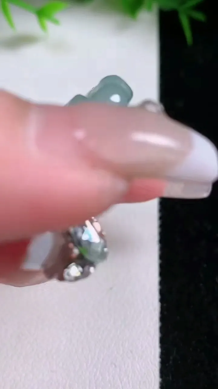 天然A货翡翠生肖狗吊坠，尺寸47-39.4-5.9，重量:18.82g
1月26日