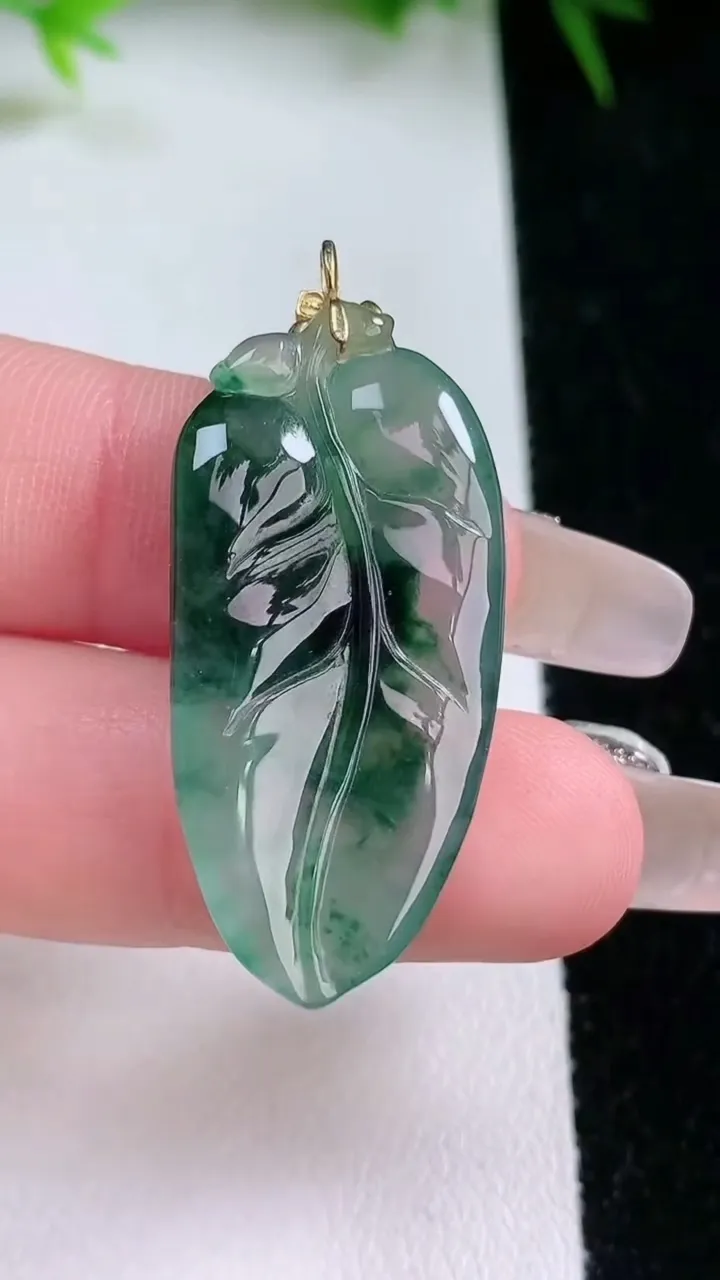 天然A货翡翠18K金飘花金枝玉叶 叶子吊坠，尺寸32.5-16.6-5.9，重量:5.18g
1月26日