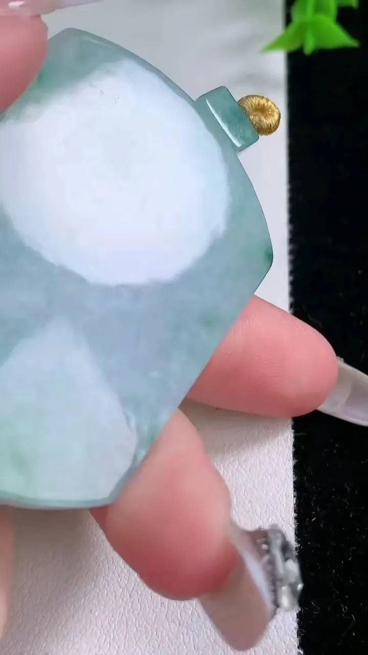 天然A货翡翠飘花无事牌吊坠，尺寸54.3-41.2-6.4，重量:43.77g
1月26日