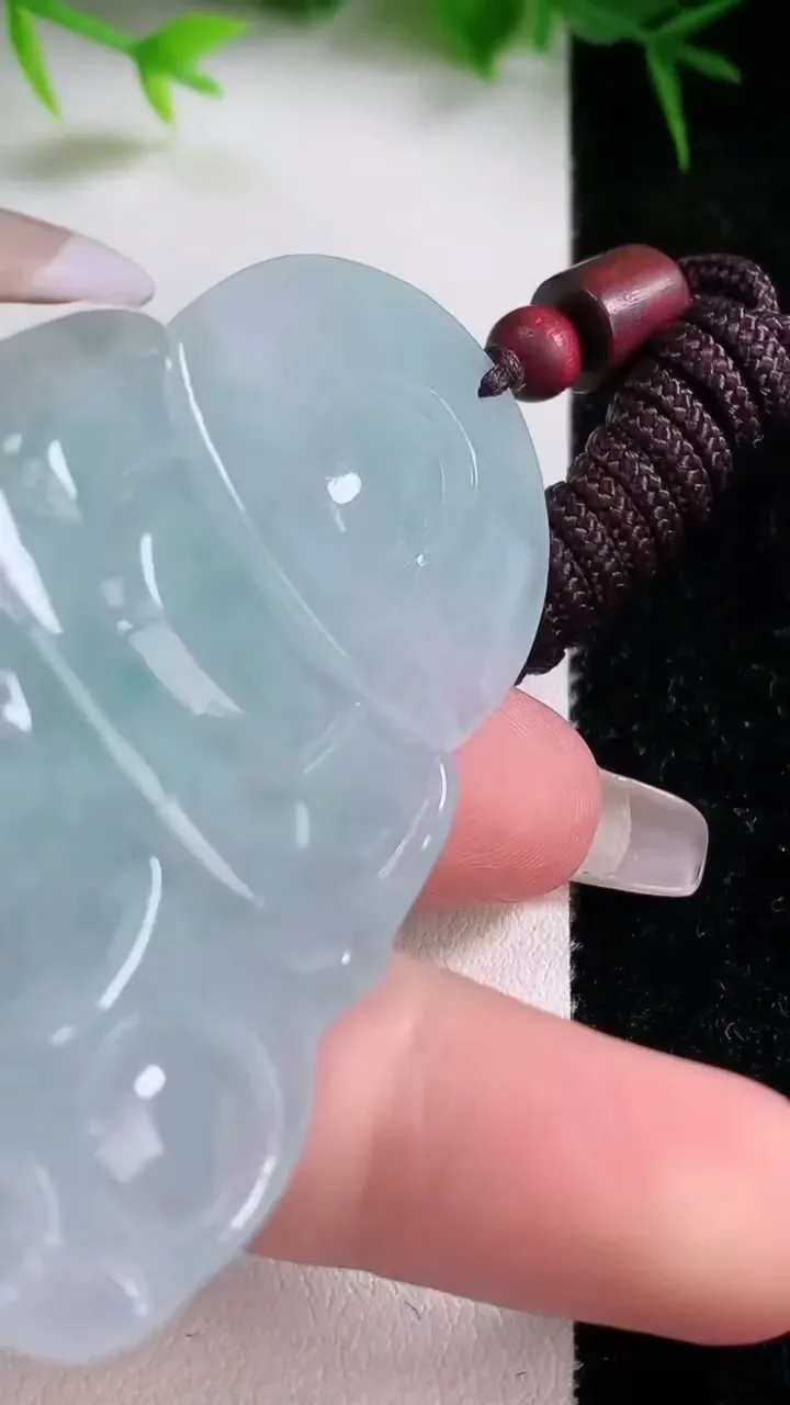 天然A货翡翠观音菩萨吊坠，尺寸67.4-43-5.3，重量:31.20g
1月26日