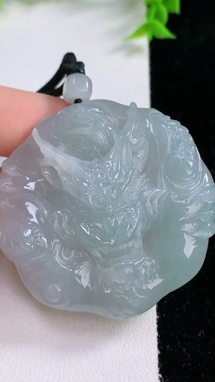 天然A货翡翠龙牌吊坠，尺寸50-11.7，重:49.81g
1月26日