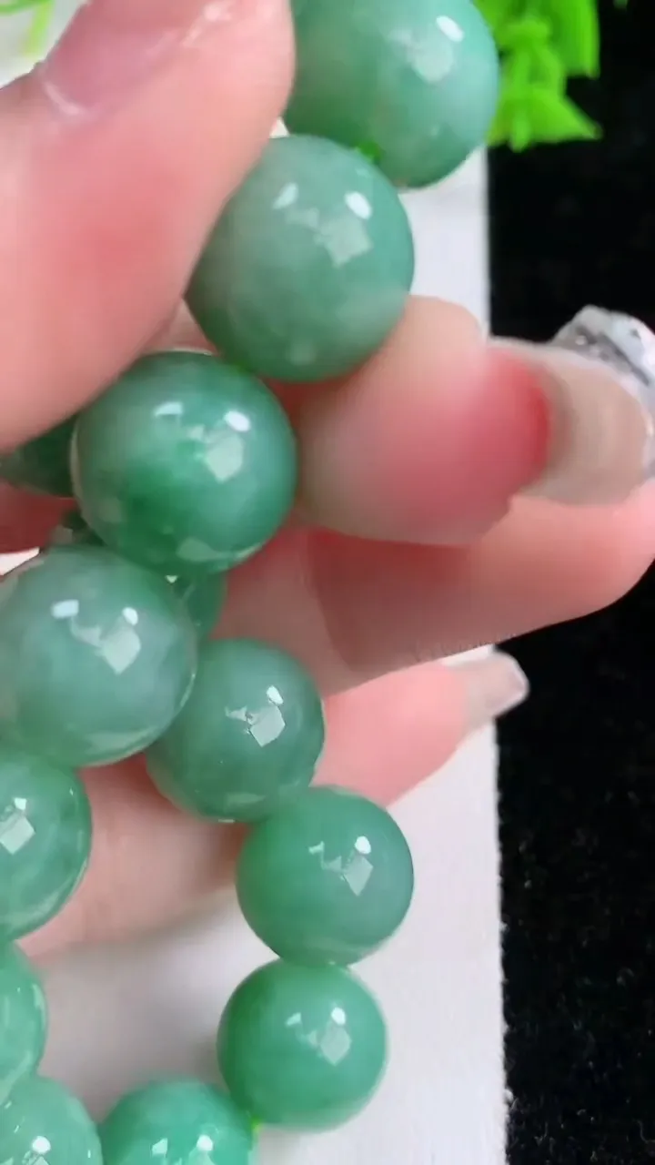 天然A货翡翠圆珠手串，尺寸12.7-16颗，重量:56.39g1月26日
工厂直销收藏佳品,种好水足，色泽均匀，有种有色，上手高大气！
