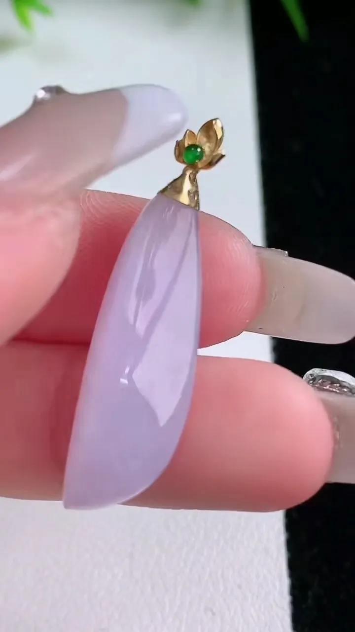 天然A货翡翠18K金紫罗兰随形吊坠，尺寸29-9.7-5.9，重量:2.75g
1月26日