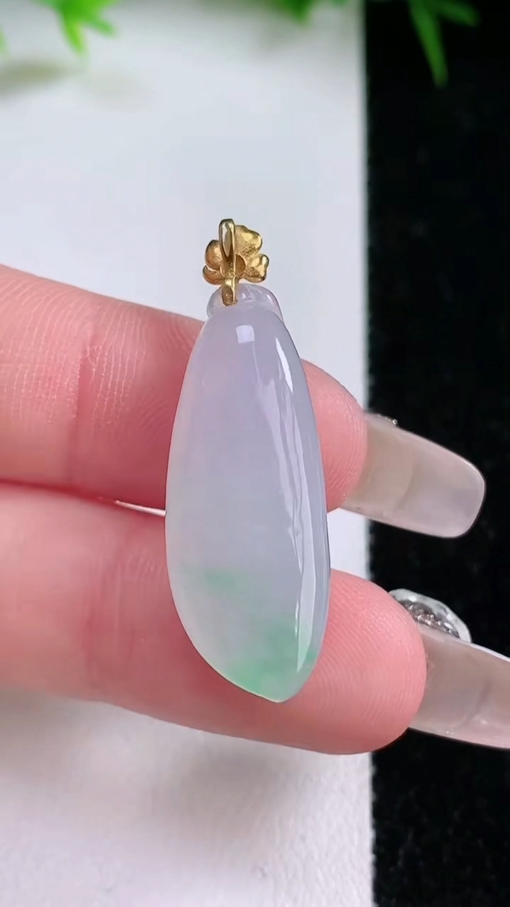 天然A货翡翠福瓜吊坠，尺寸27.7-11.2-6.2，重量:4.35g
1月26日