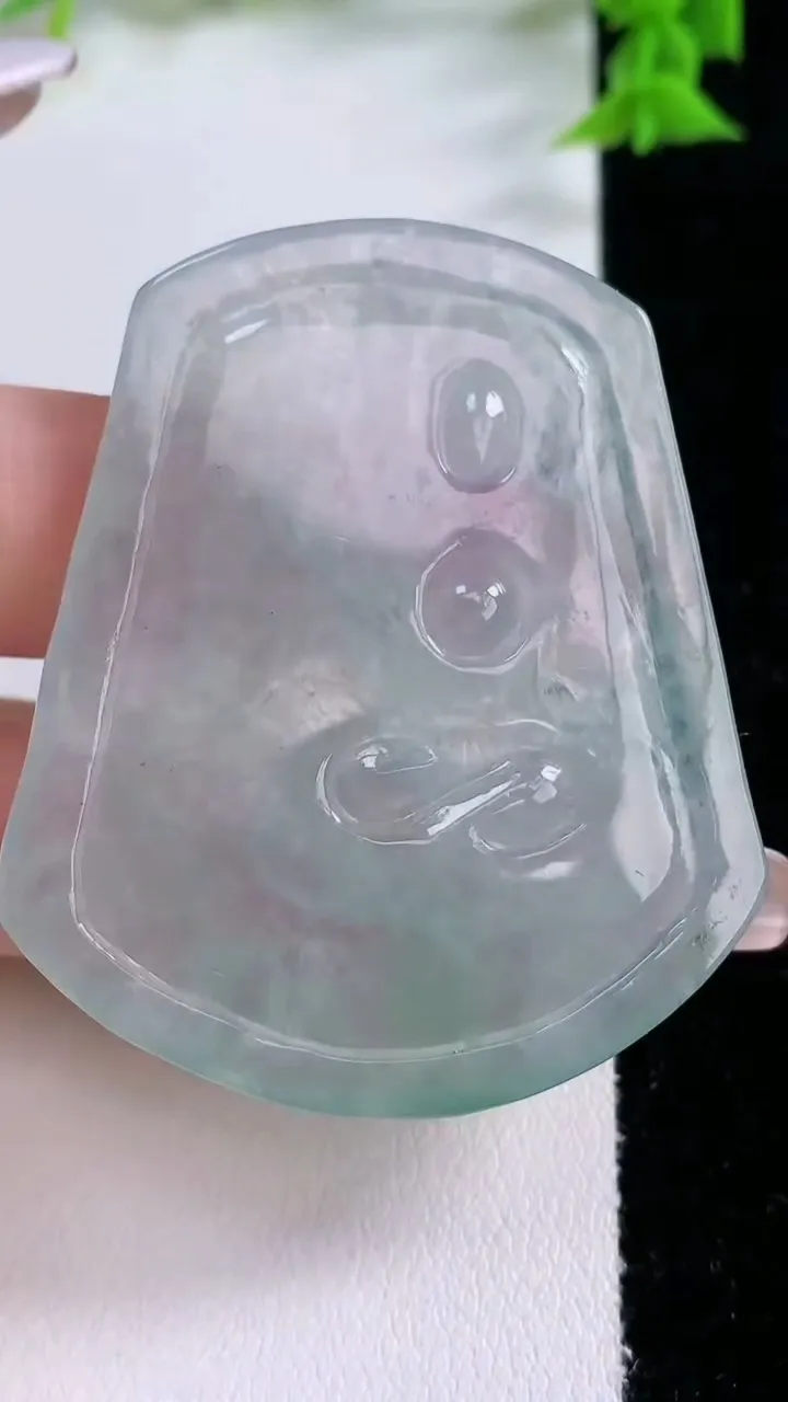 天然A货翡翠不动明王吊坠，尺寸52.2-44.4-4.7，重量:21.44g
1月26日