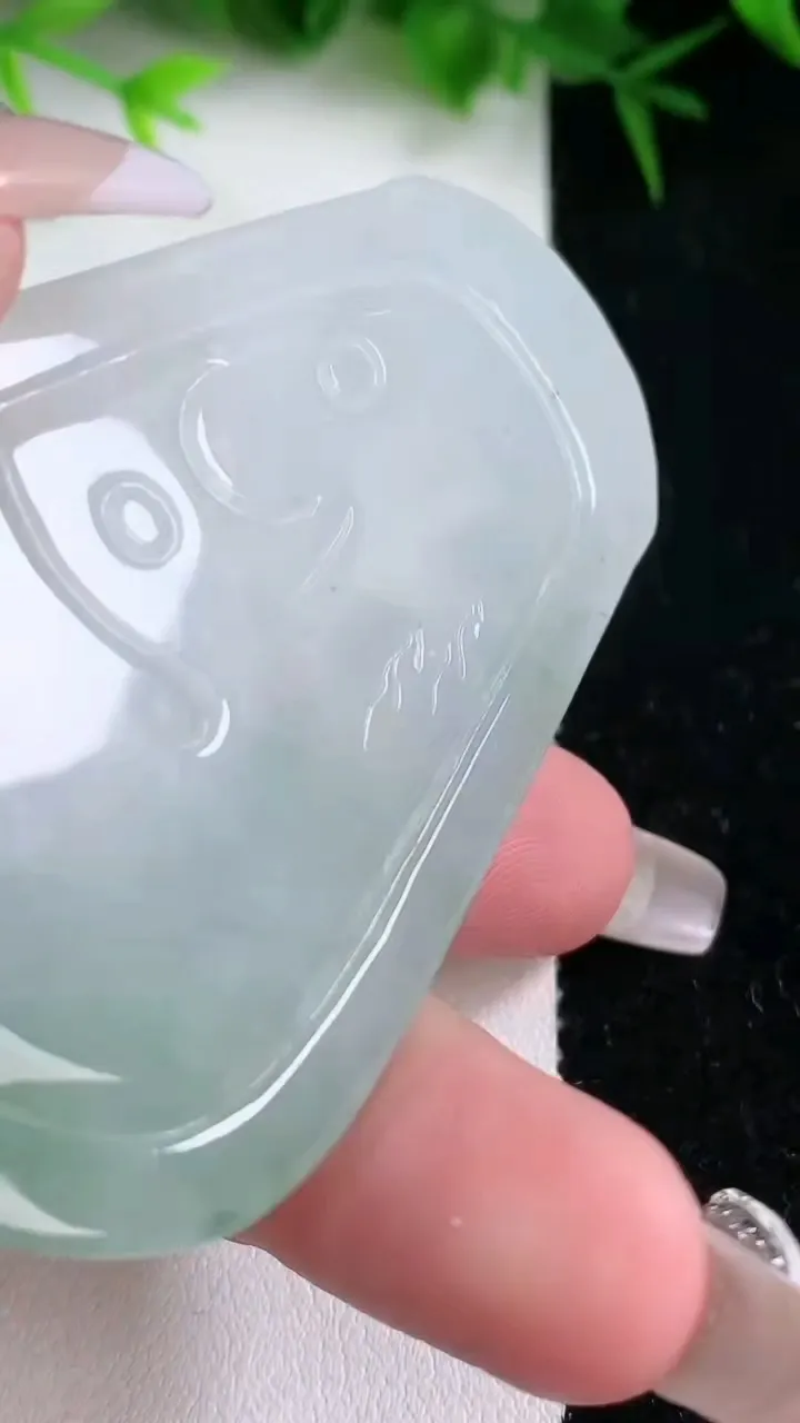 天然A货翡翠祥龙大日如来吊坠，尺寸74-43.8-4.6，重量:30.00g
1月26日